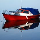 Boot in ruhigem morgendlichem Wasser