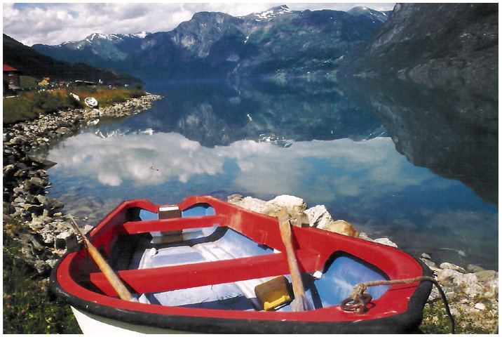 Boot mit Blick auf den Strynsvatn, Norwegen