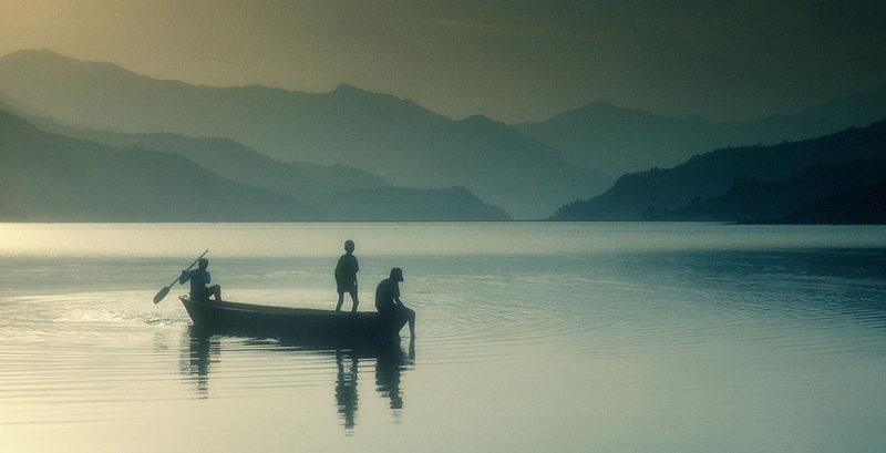 Boot mit Kindern-Fewasee,Nepal