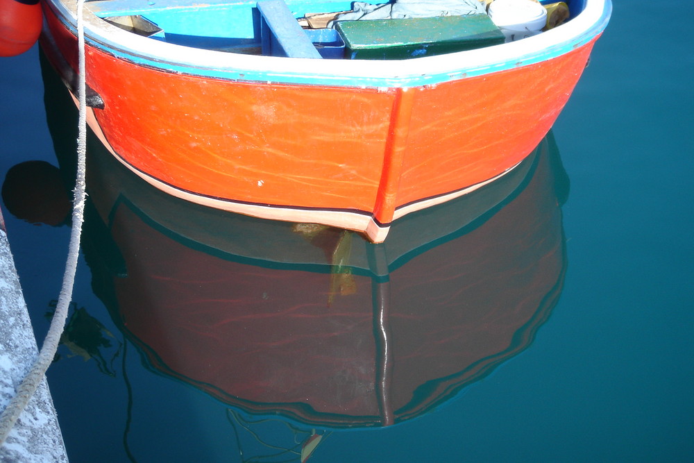 Boot mit Wasserspiegelung