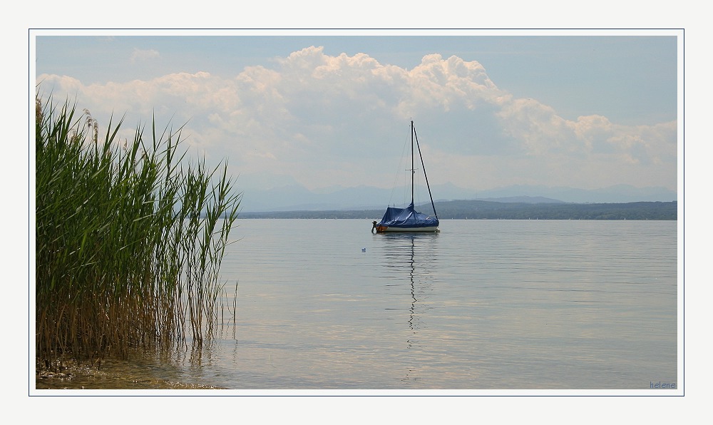 Boot mittig mit Wolken