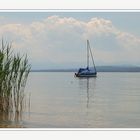 Boot mittig mit Wolken