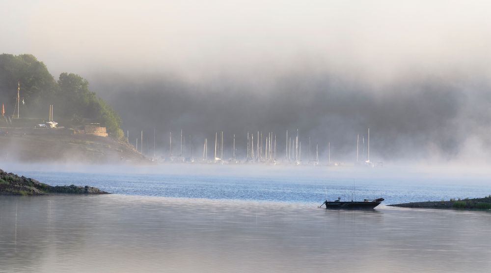 Boot und Nebel