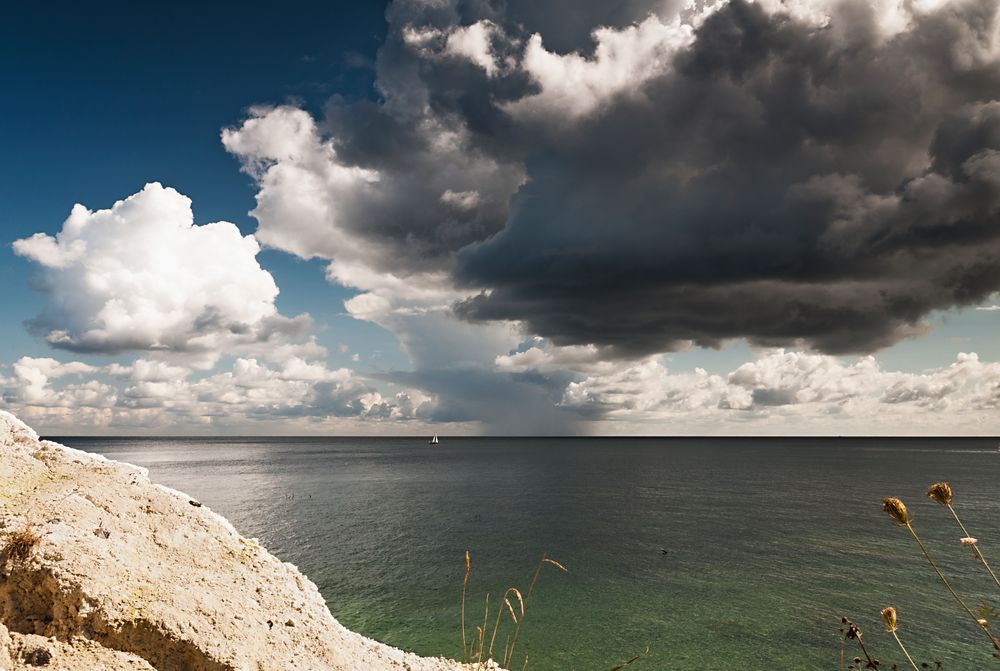 Boot unter dunklen Wolken