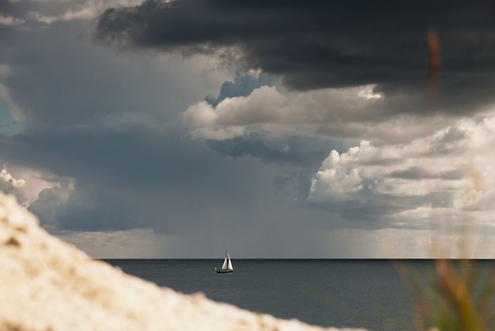 Boot unter dunklen Wolken_2