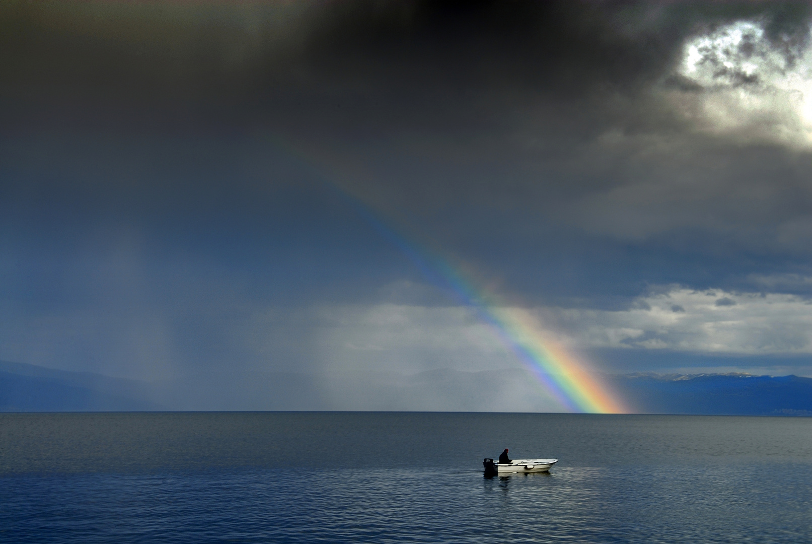 Boot unterm Regenbogen