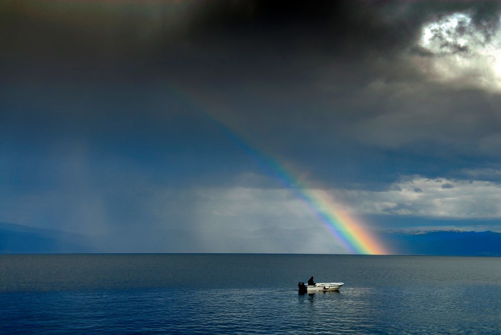 Boot unterm Regenbogen