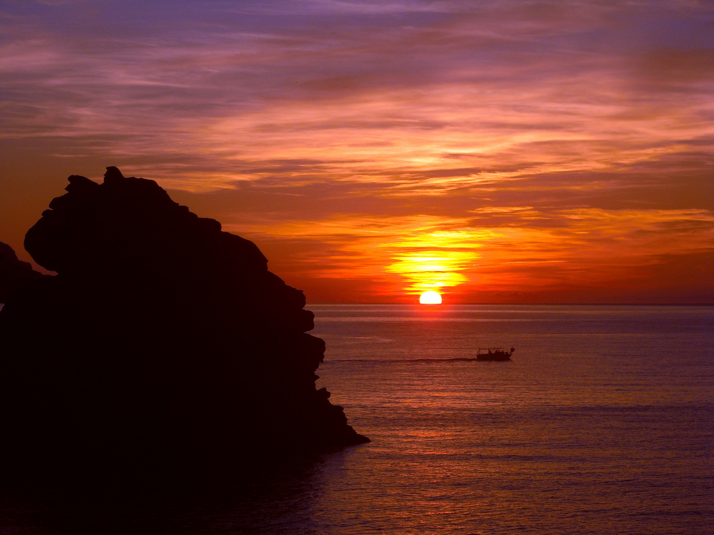 Boot vorm Sonnenuntergang