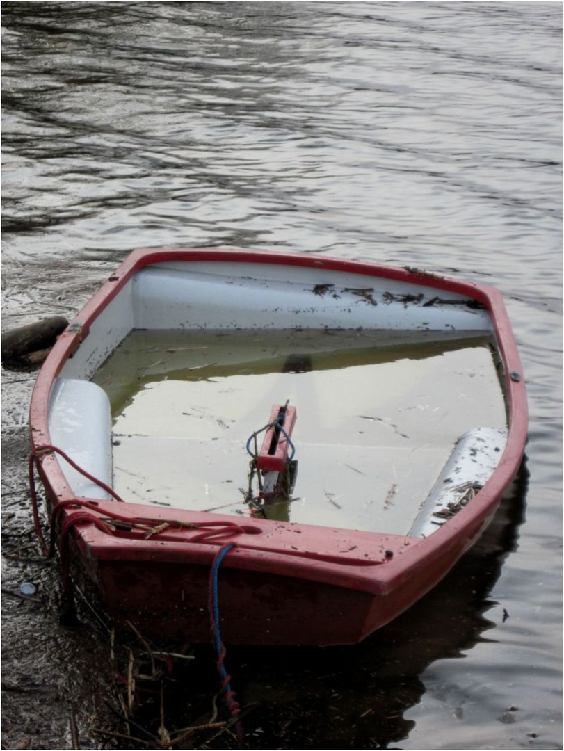 Boot was im Wasser versunken ist