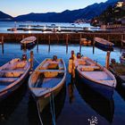 Boote am Lago Maggiore in der Bucht von Ascona (Kanton Tessin, Schweiz) zur blauen Stunde