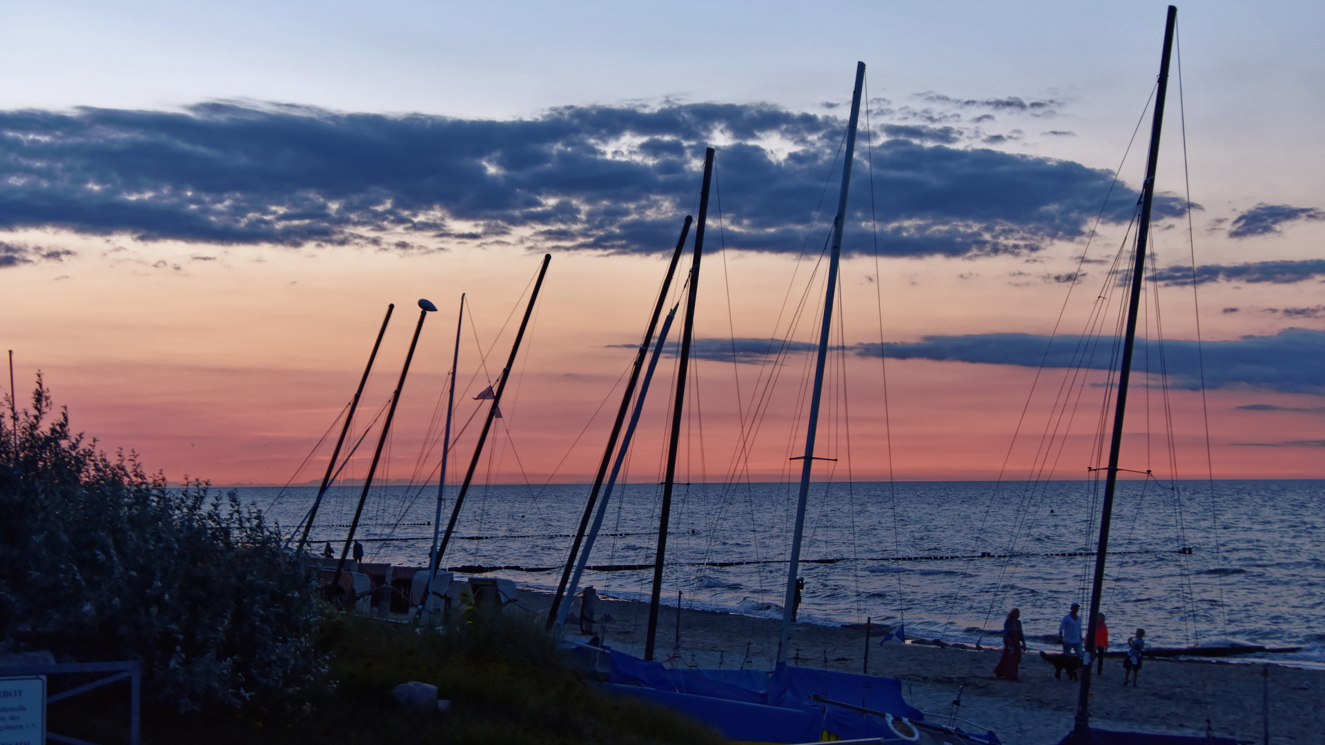 Boote am Stand von Kühlungsborn-West am Abend