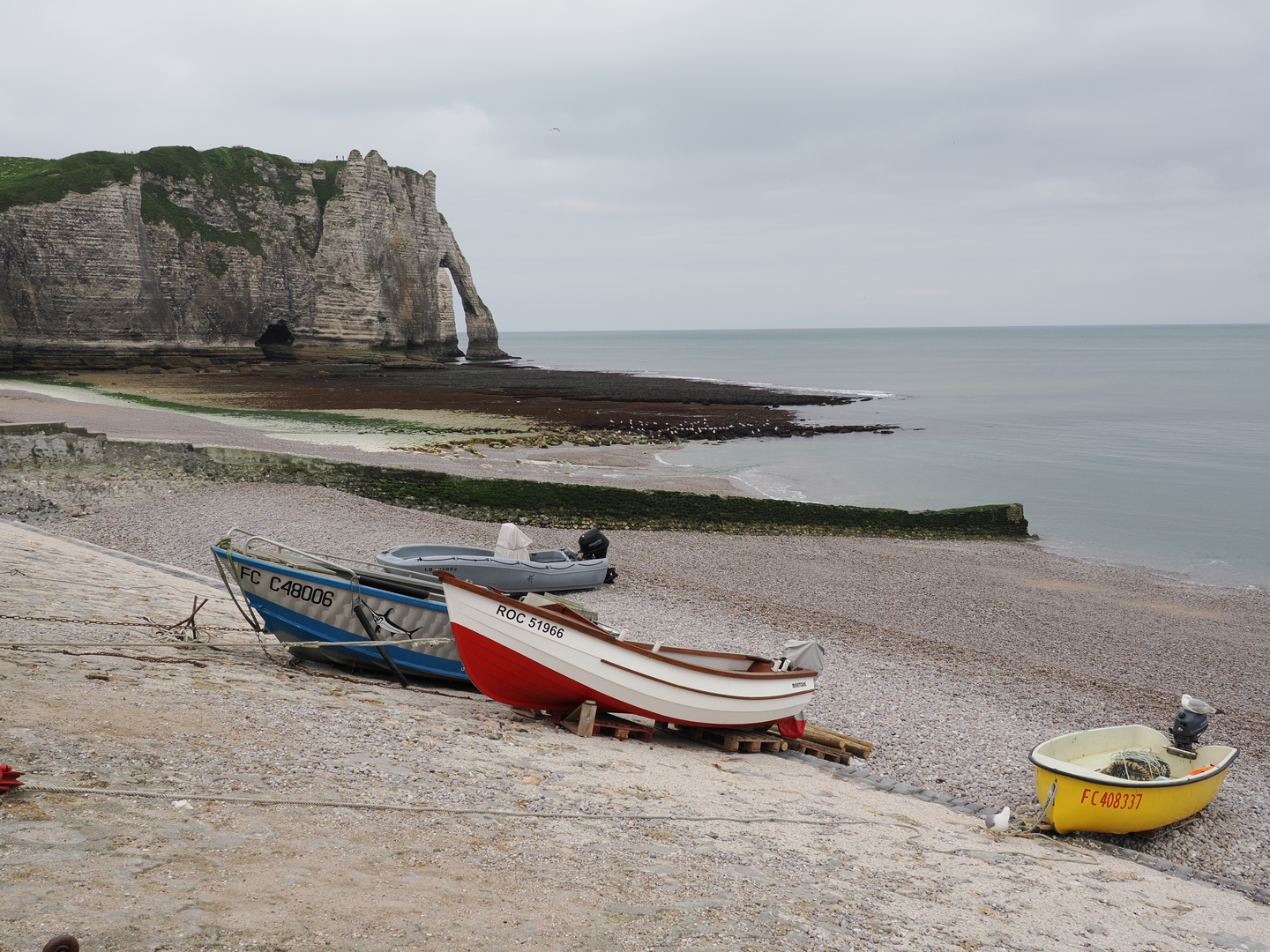 Boote am Strand der Normandie in Etretat. 