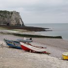 Boote am Strand der Normandie in Etretat. 