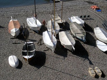 Boote am Strand in Beer