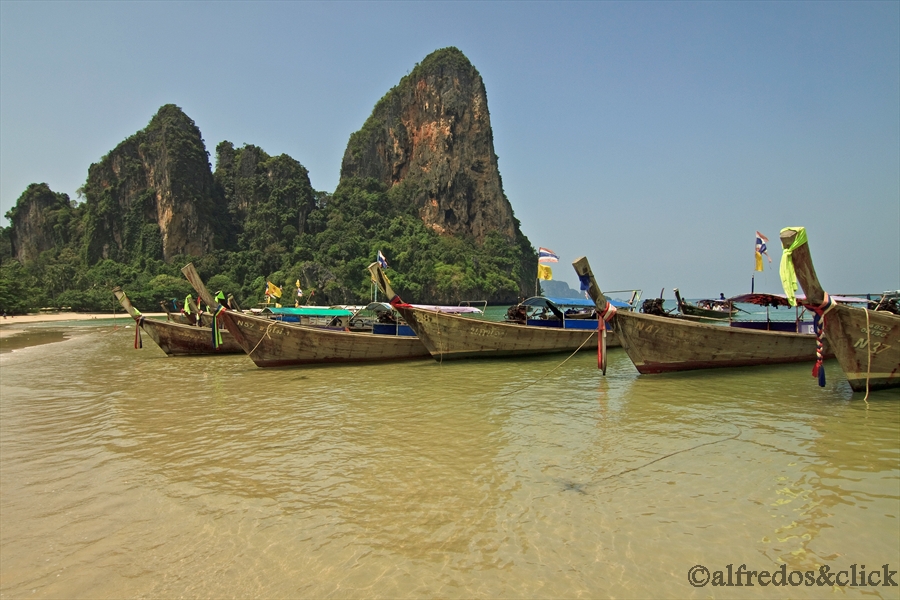 Boote am Strand von Railay Bay