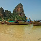 Boote am Strand von Railay Bay