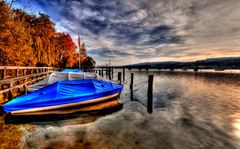 Boote am Ufer des Greifensees kurz vor Sonnenuntergang