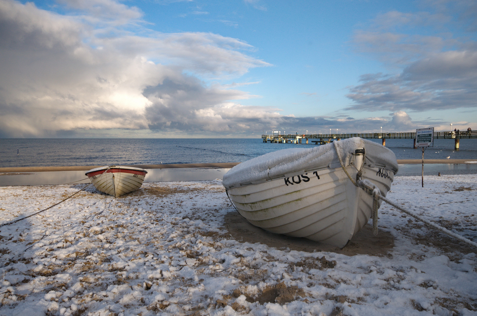 Boote am winterlichen Strand 