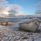 Boote am winterlichen Strand 