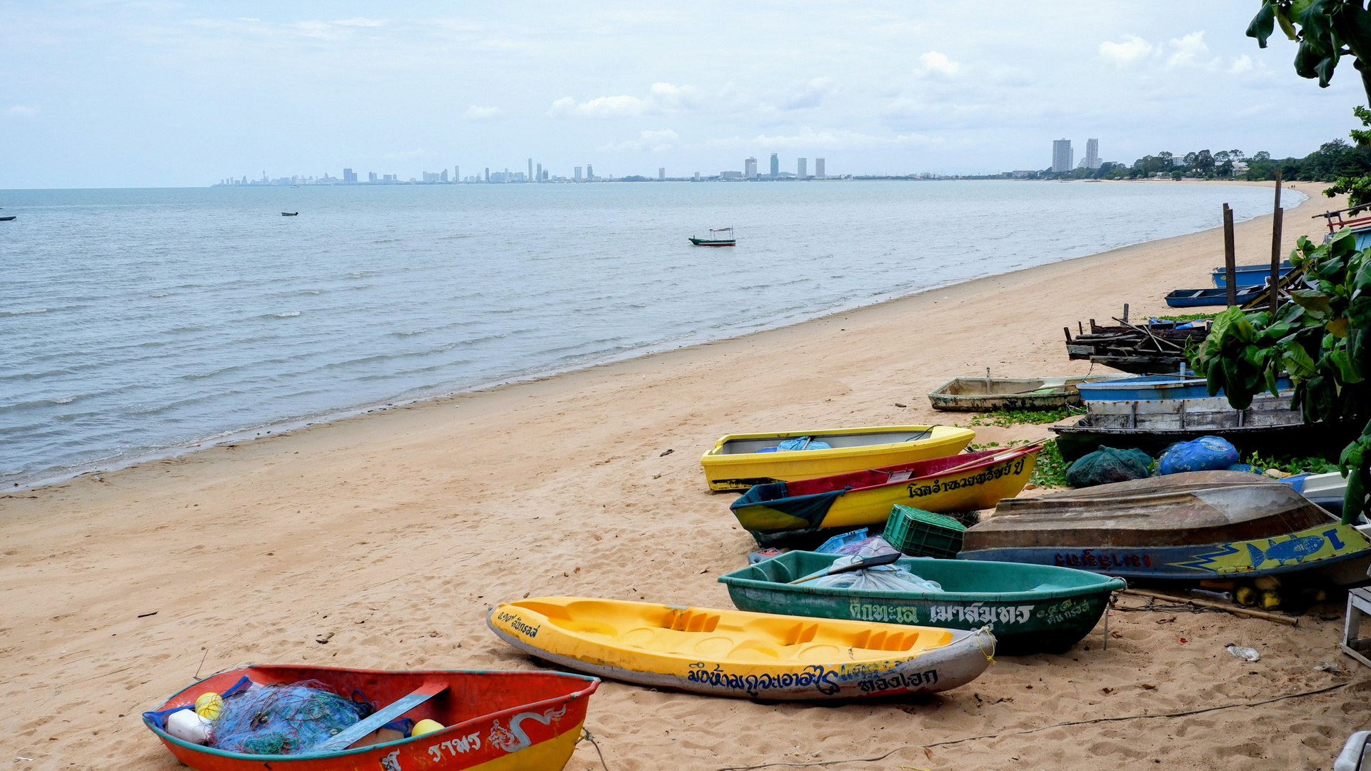 Boote an der Bangsare Beach, Thailand