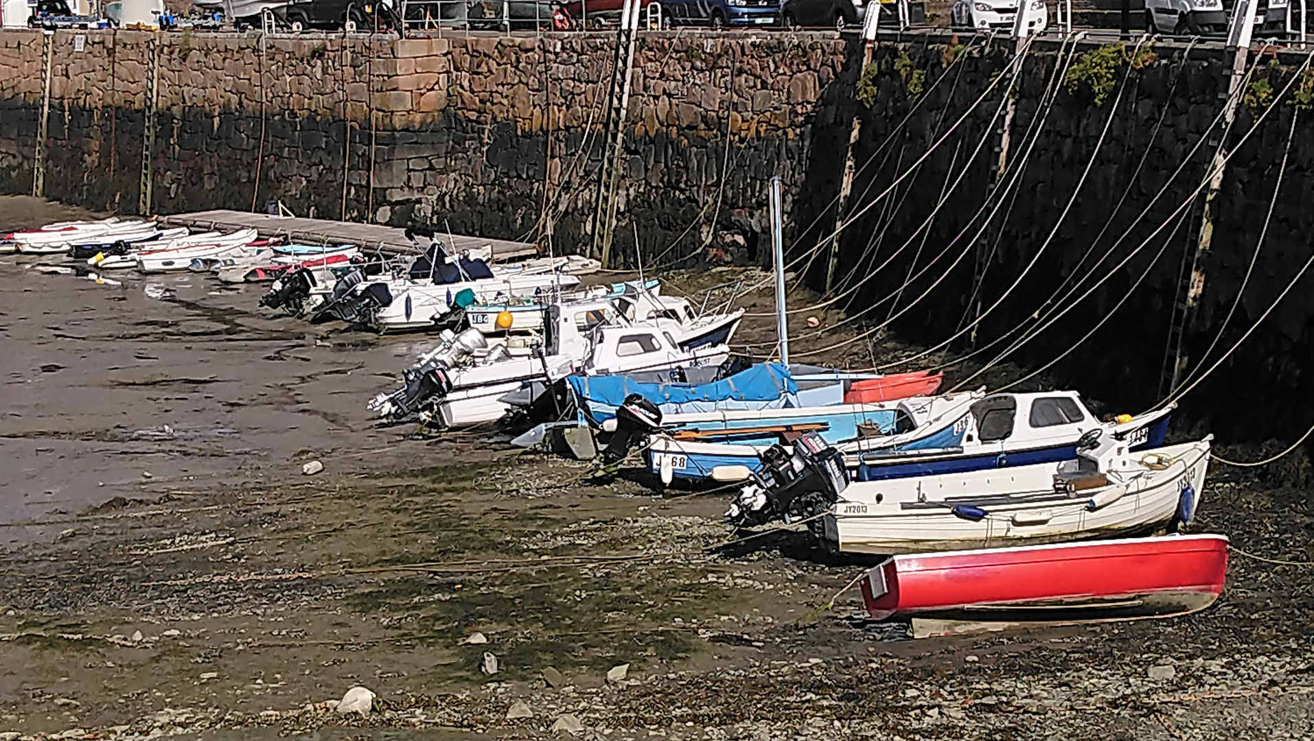 Boote "an der Leine"