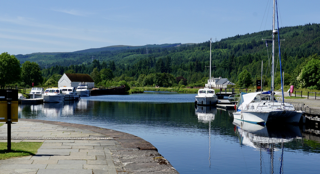 Boote auf dem Caledonian Canal in Fort Augustus