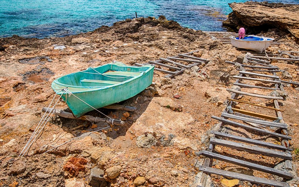 Boote auf Holzrampe