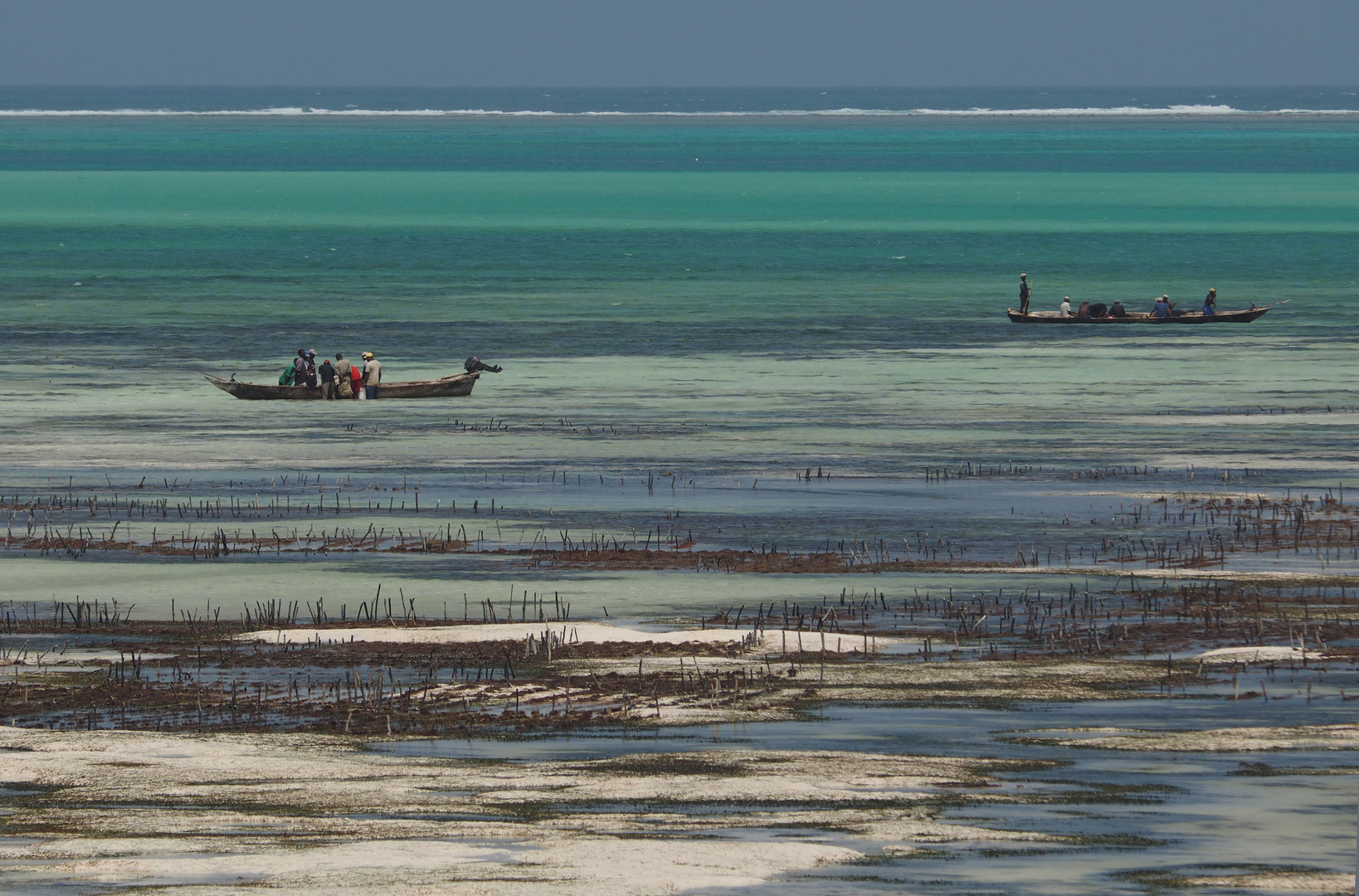 Boote bei Ebbe vor der Insel Sansibar