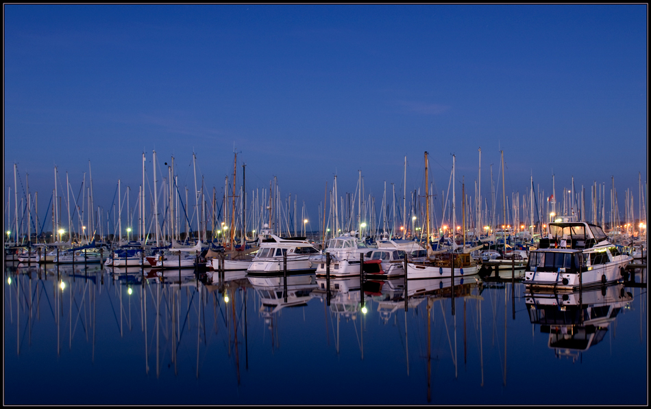 ..Boote bei Nacht...in Heiligenhafen..