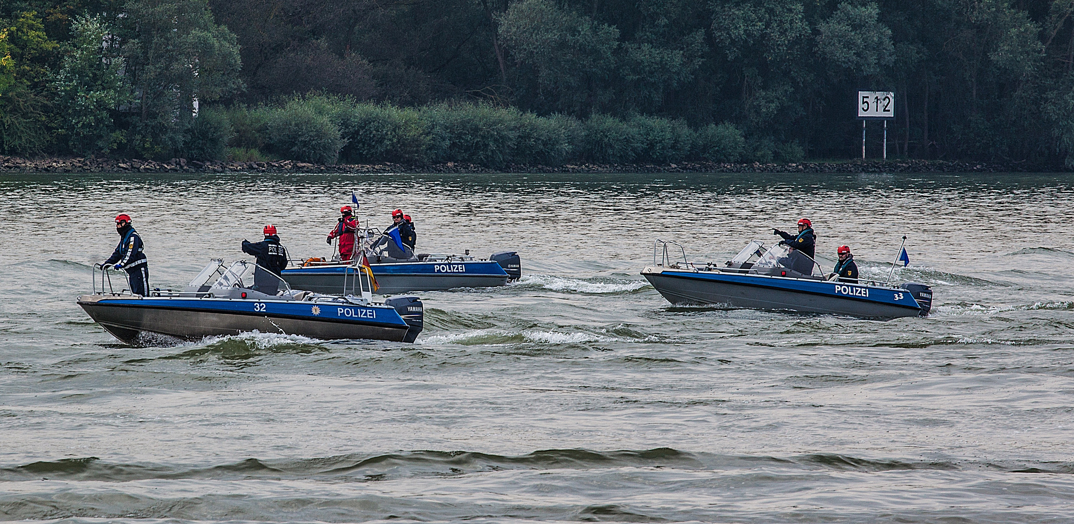 Boote der Wasserschutzpolizei ..