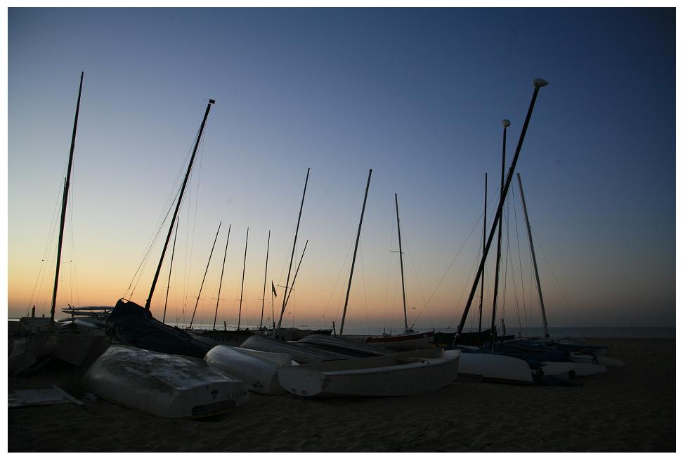 Boote im ersten Morgenlicht