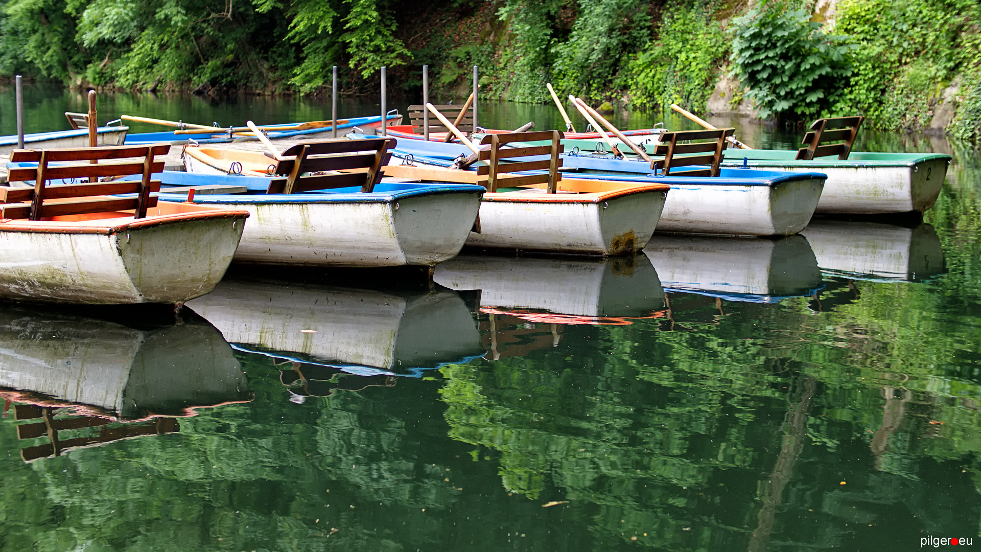 Boote im grünen Blausee