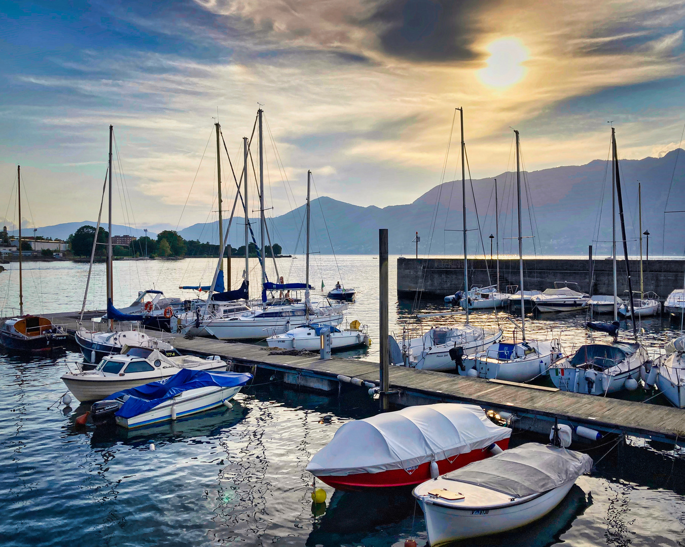 Boote im Hafen - Lago Maggiore