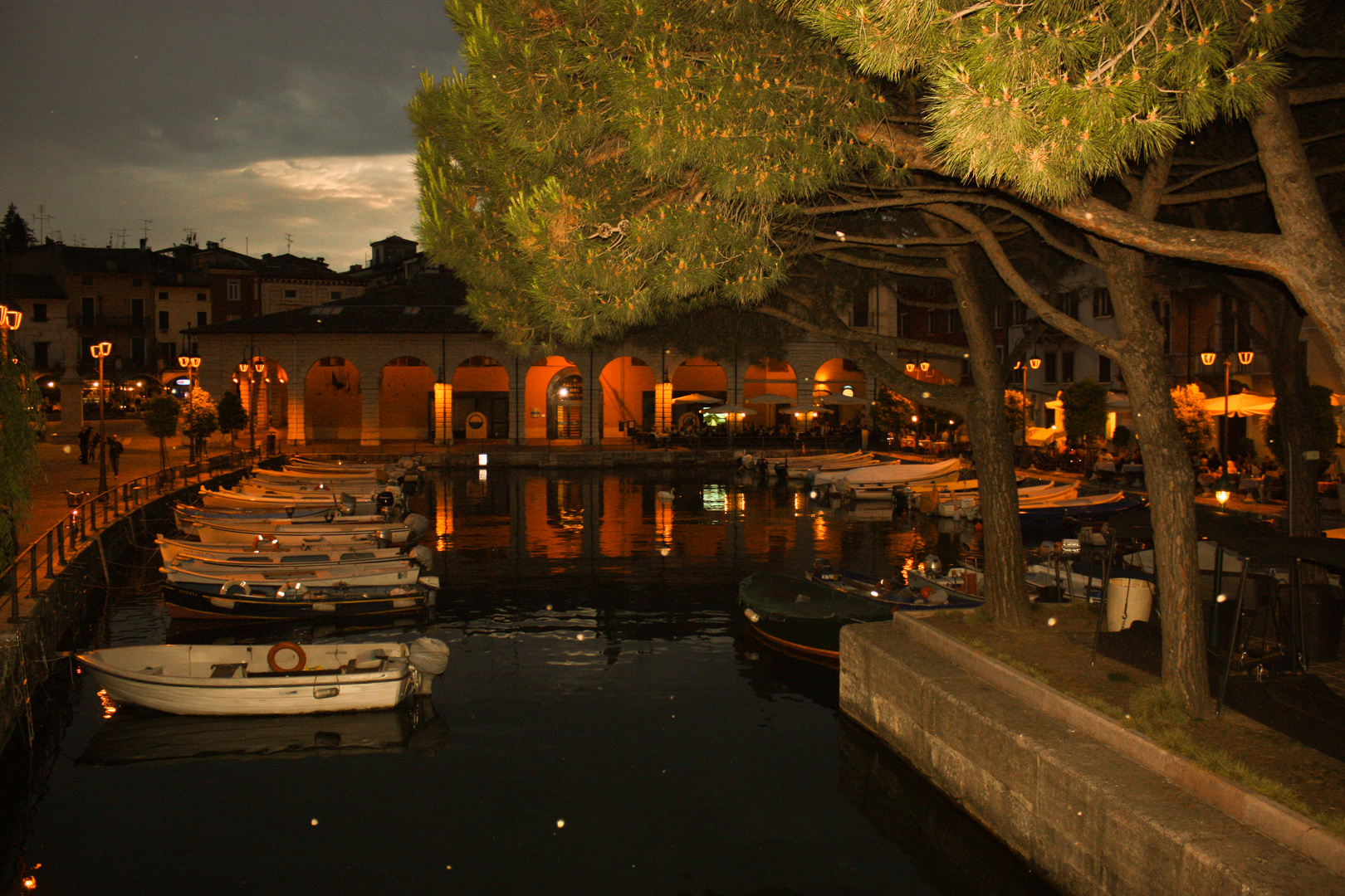 Boote im Hafen von Desenzano bei Nacht