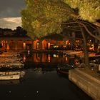Boote im Hafen von Desenzano bei Nacht