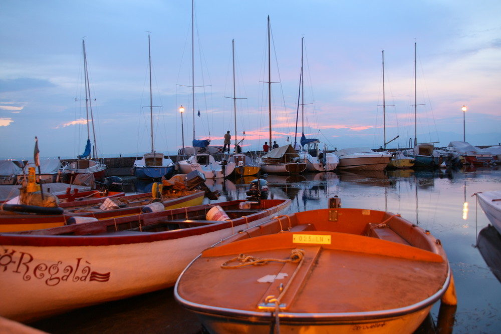 Boote im Hafen von Lazise am Abend