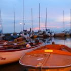 Boote im Hafen von Lazise am Abend