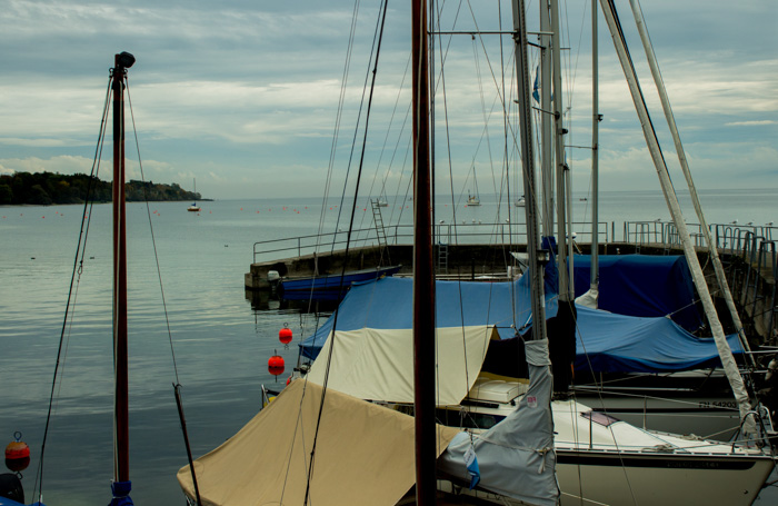 Boote im Hafenbecken