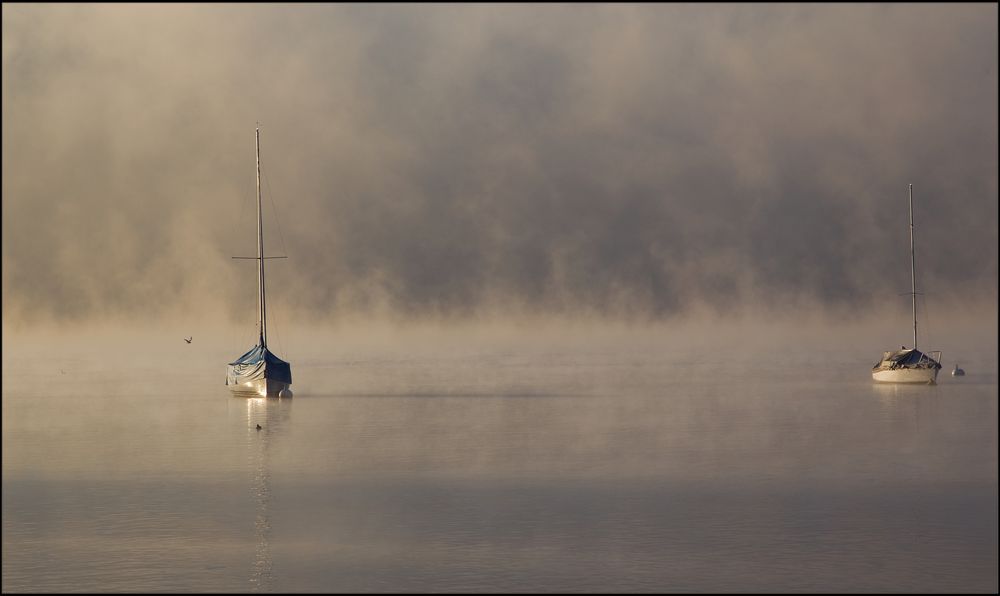 Boote im Nebel