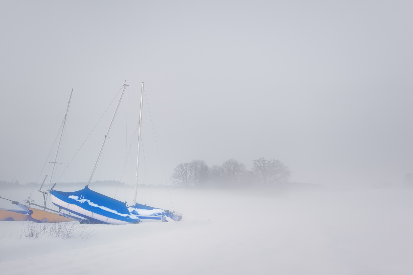 Boote im Nebel