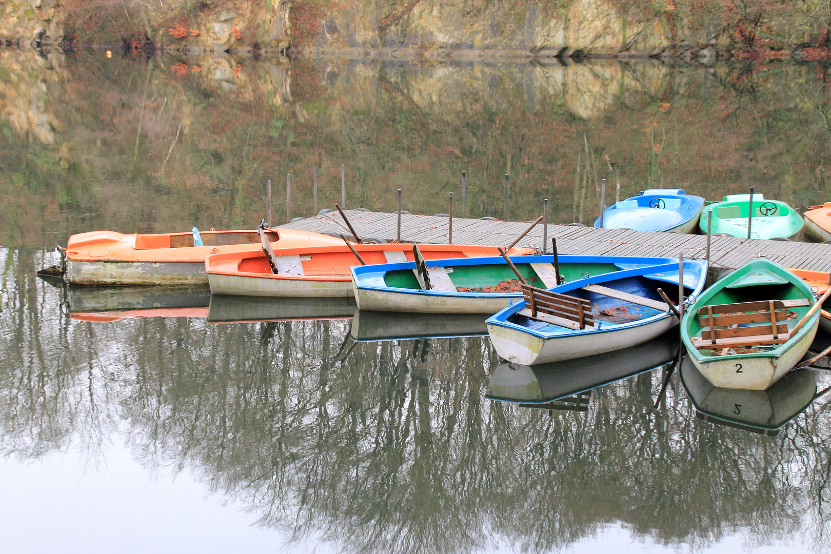 Boote im Winterschlaf am Blauen See