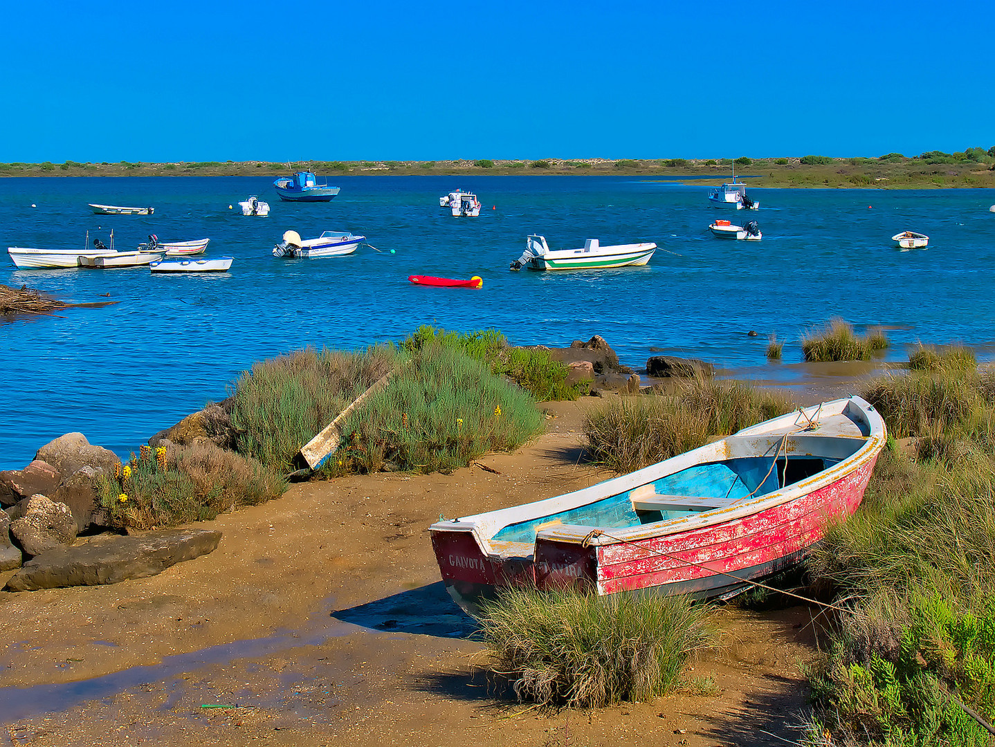 Boote in der Abenddämmerung bei Cabanas de Tavira