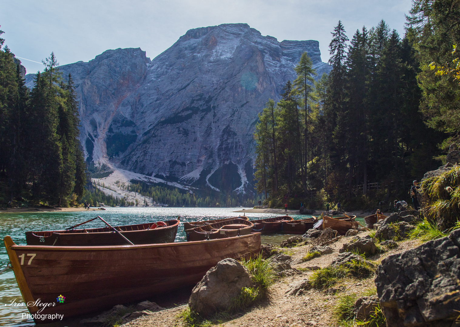 Boote in Sommerpause auf dem Pragser Wildsee