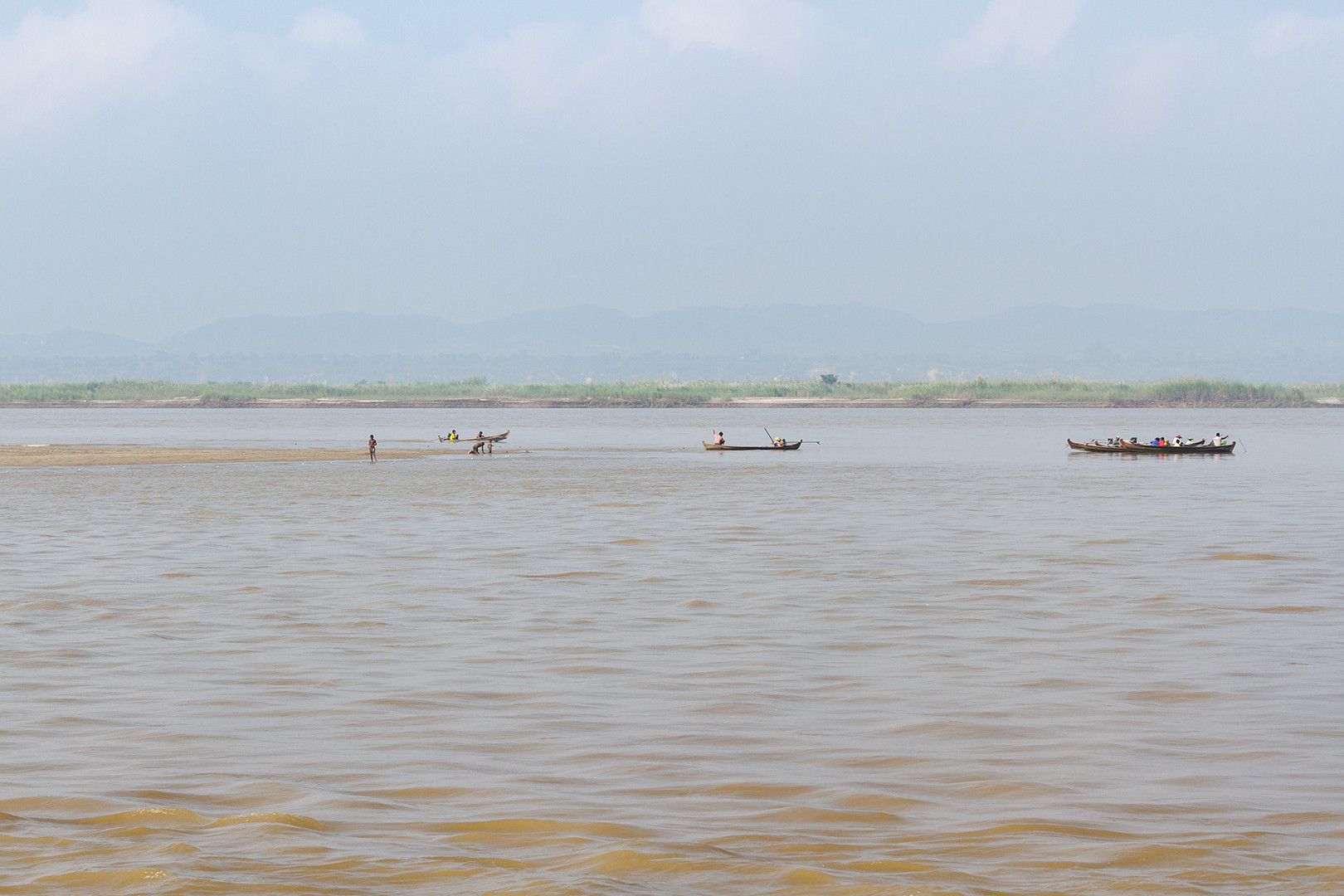 Boote, Menschen und Sandbank, Ayeyarwady  River, Myanmar 2015