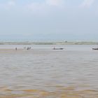 Boote, Menschen und Sandbank, Ayeyarwady  River, Myanmar 2015