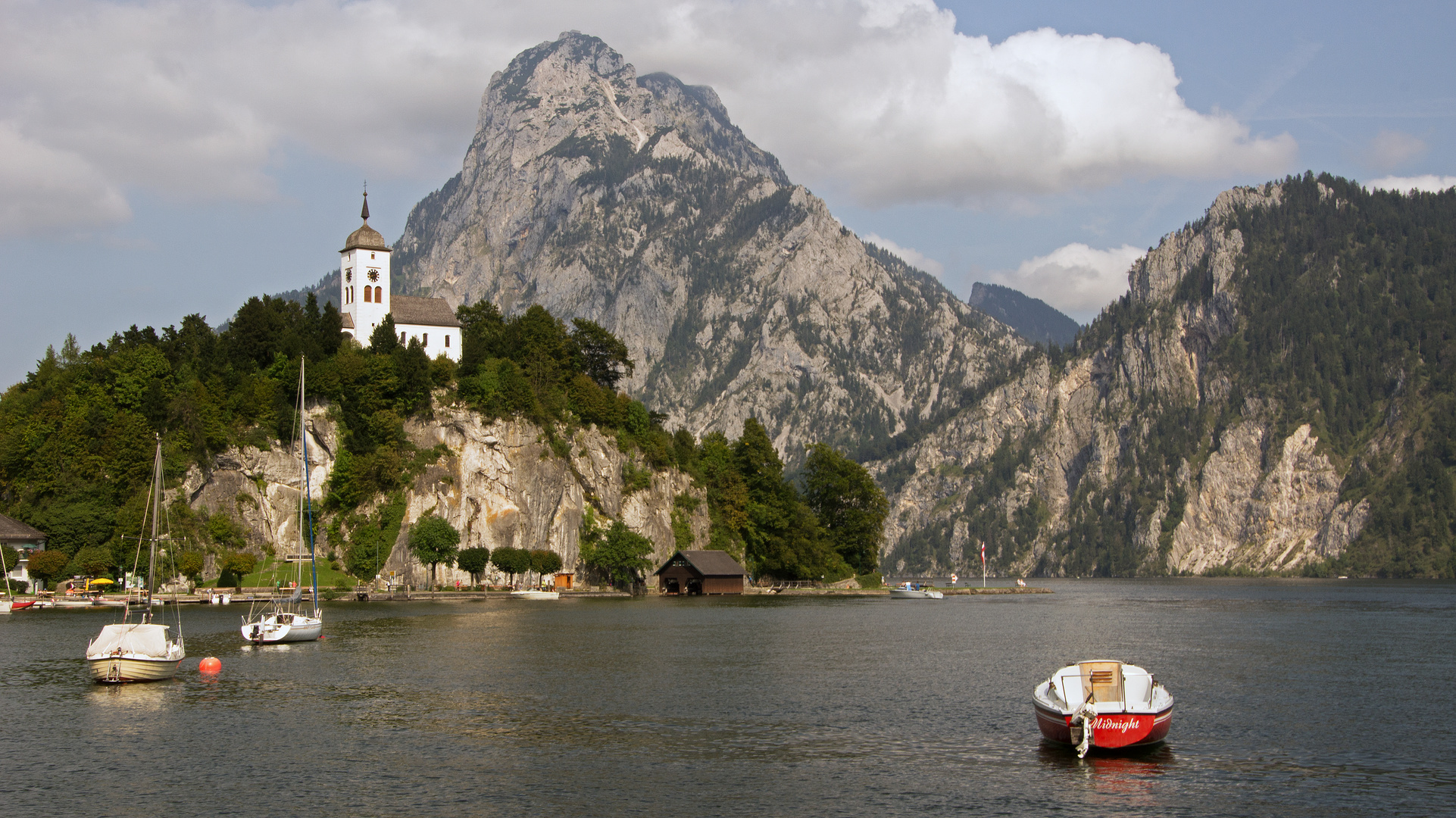 Boote mit Bergkirche und Traunstein