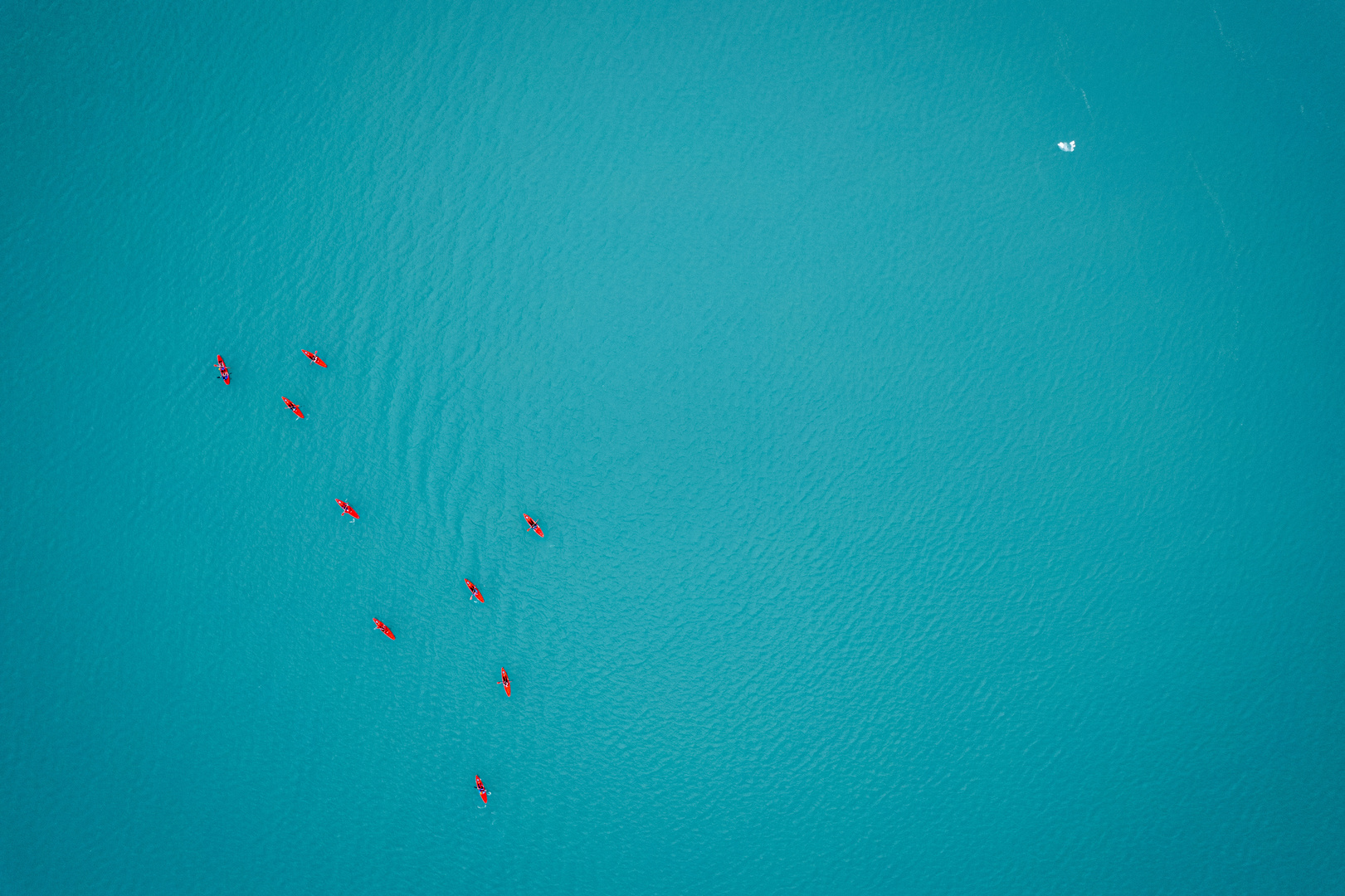 Boote mit kleinem Eisberg