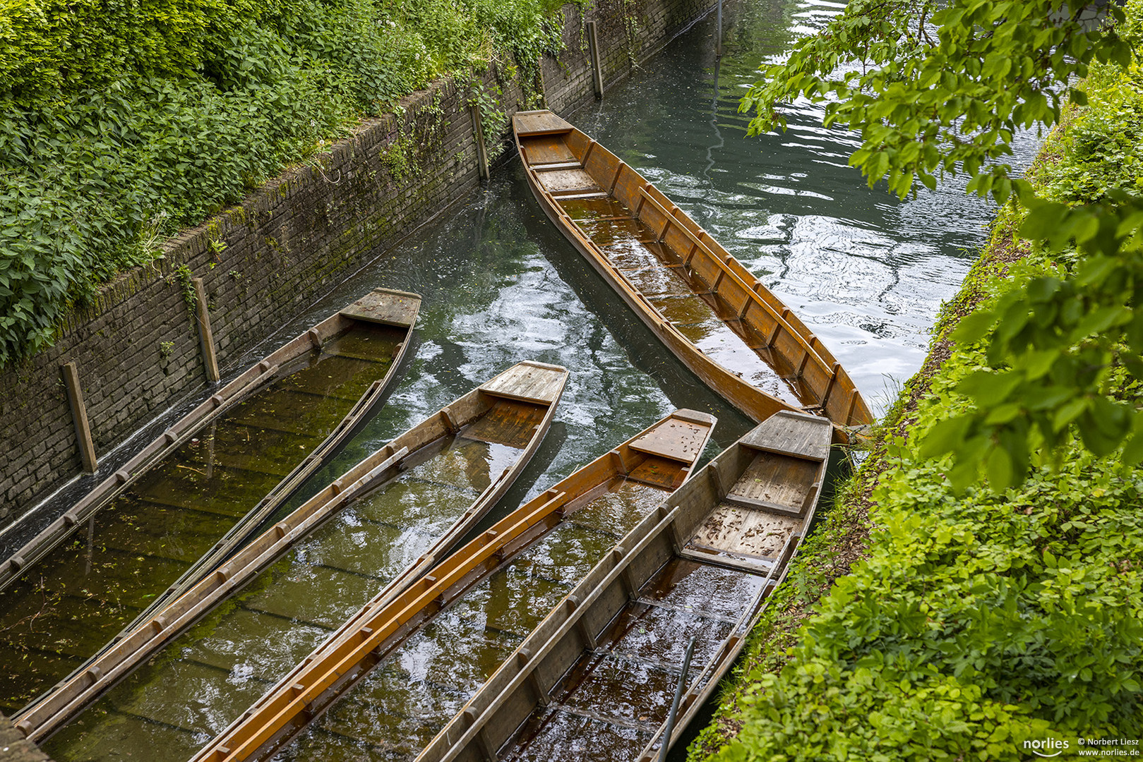 Boote mit Wasser