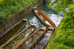 Boote mit Wasser