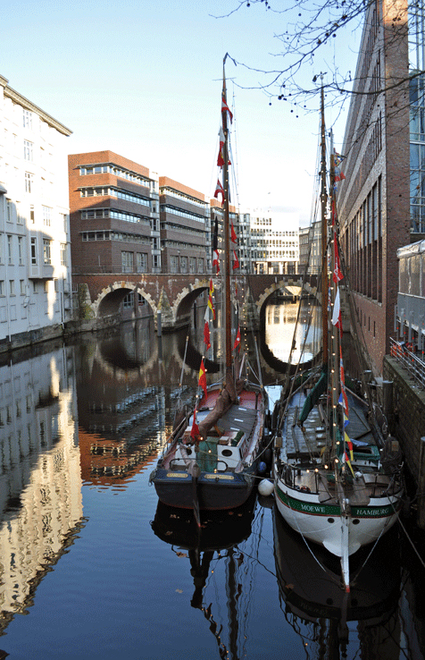 Boote spiegeln im Kanal